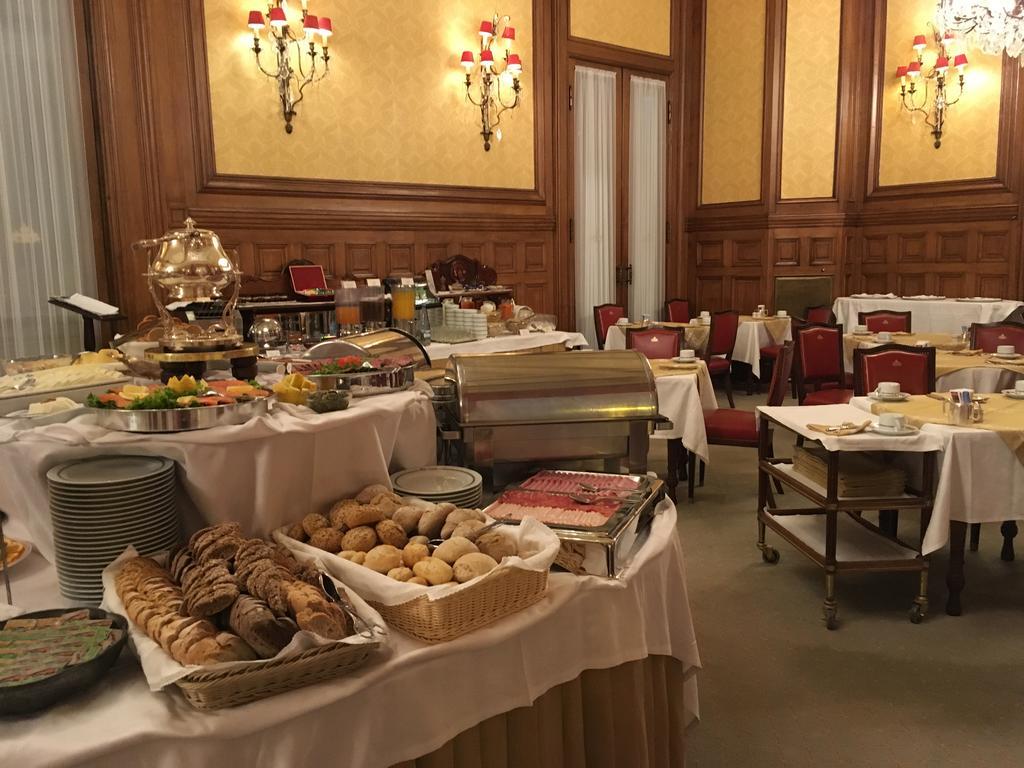 Hotel Avenida Palace Lisboa Eksteriør bilde The buffet at the hotel's restaurant