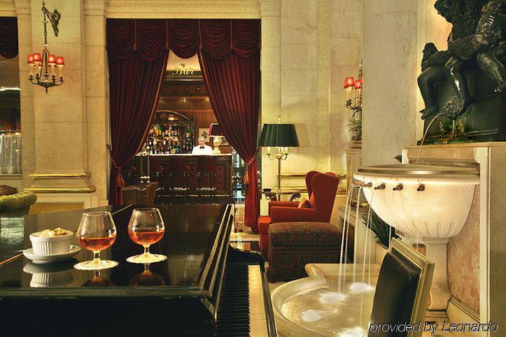 Hotel Avenida Palace Lisboa Restaurant bilde The bar at the St. Regis New York
